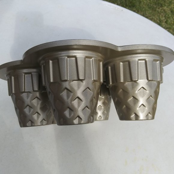 Nordic Ware Ice Cream Cone Cupcake Pan 4.5 Cups - Picture 4 of 7